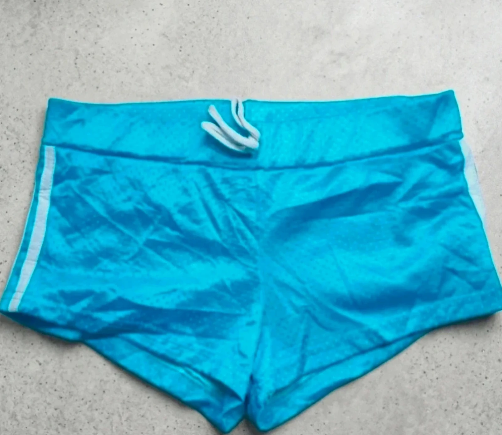 Sportieve damesshorts, maat M, met een modern en comfortabel ontwerp. – photo 2